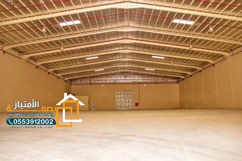 مستودع من الداخل بسقف هنجر حديدي وإضاءة علوية