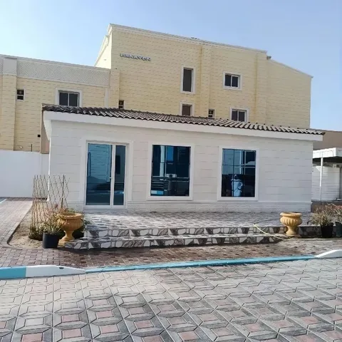 ملحق مكتمل بسقف قرميد ونوافذ كبيرة في حوش منزل بالنعيرية