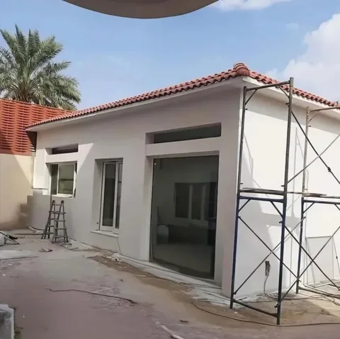 ملحق بسقف قرميد أحمر أثناء التشطيب الخارجي في النعيرية