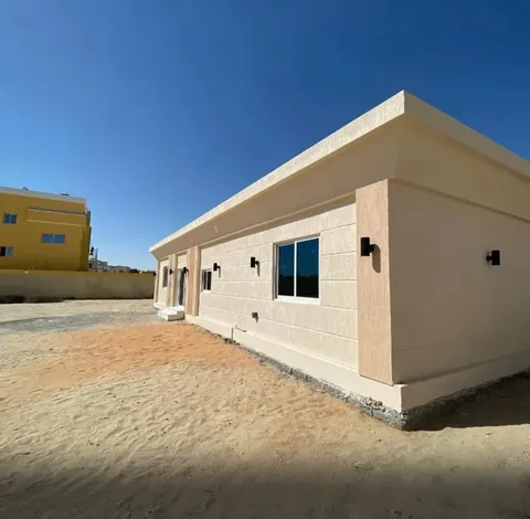 ملحق طويل بجدران حجرية فاتحة بعد الانتهاء من البناء