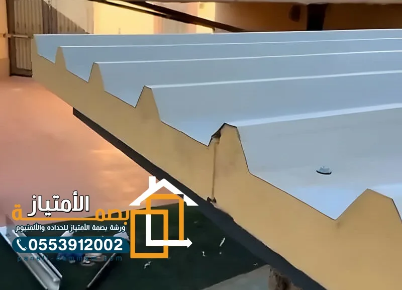 لوح ساندوتش بانل للأسقف يظهر العازل الداخلي بين طبقتي المعدن