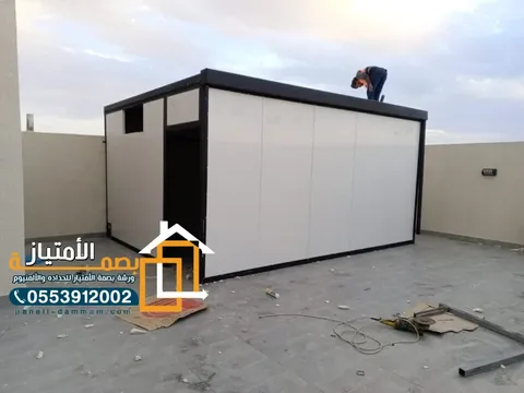 تركيب غرفة ساندوتش بانل بجدران بيضاء وإطار أسود على سطح مبنى
