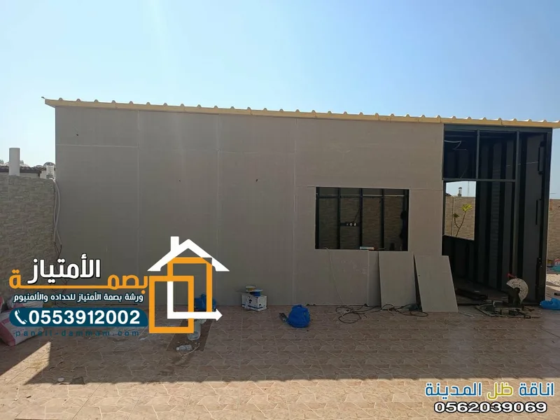 تنفيذ ملحق ساندوتش بانل بيج مع تركيب النوافذ على سطح منزل