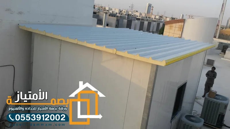 سقف ساندوتش بانل أزرق أثناء التركيب فوق غرفة على سطح مبنى في القطيف