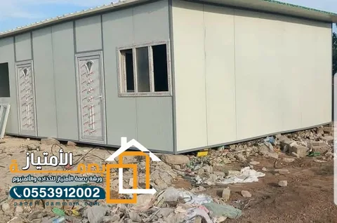 غرفة ساندوتش بانل رمادية بنوافذ ألمنيوم في موقع بالقطيف