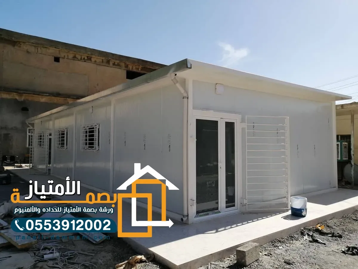 ملحق ساندوتش بانل أبيض بعدة أبواب ونوافذ بعد التنفيذ في القطيف
