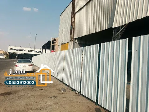 تحويش موقع صناعي بألواح معدنية بجانب مستودع في الأحساء