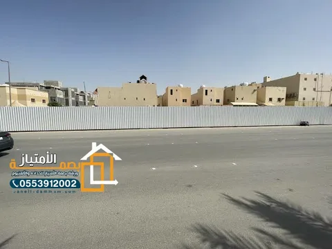 تحويش أرض فضاء بسور معدني أمام حي سكني في الأحساء
