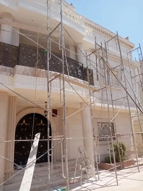سقالات أمام واجهة فيلا أثناء أعمال الترميم والتشطيب في الدمام