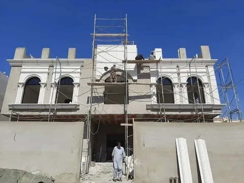 ترميم واجهة فيلا بأعمدة وشرفات أثناء العمل على السقالات