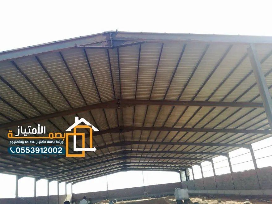 هيكل هنجر حديدي مغطى بالصاج أثناء التنفيذ في المنطقة الشرقية